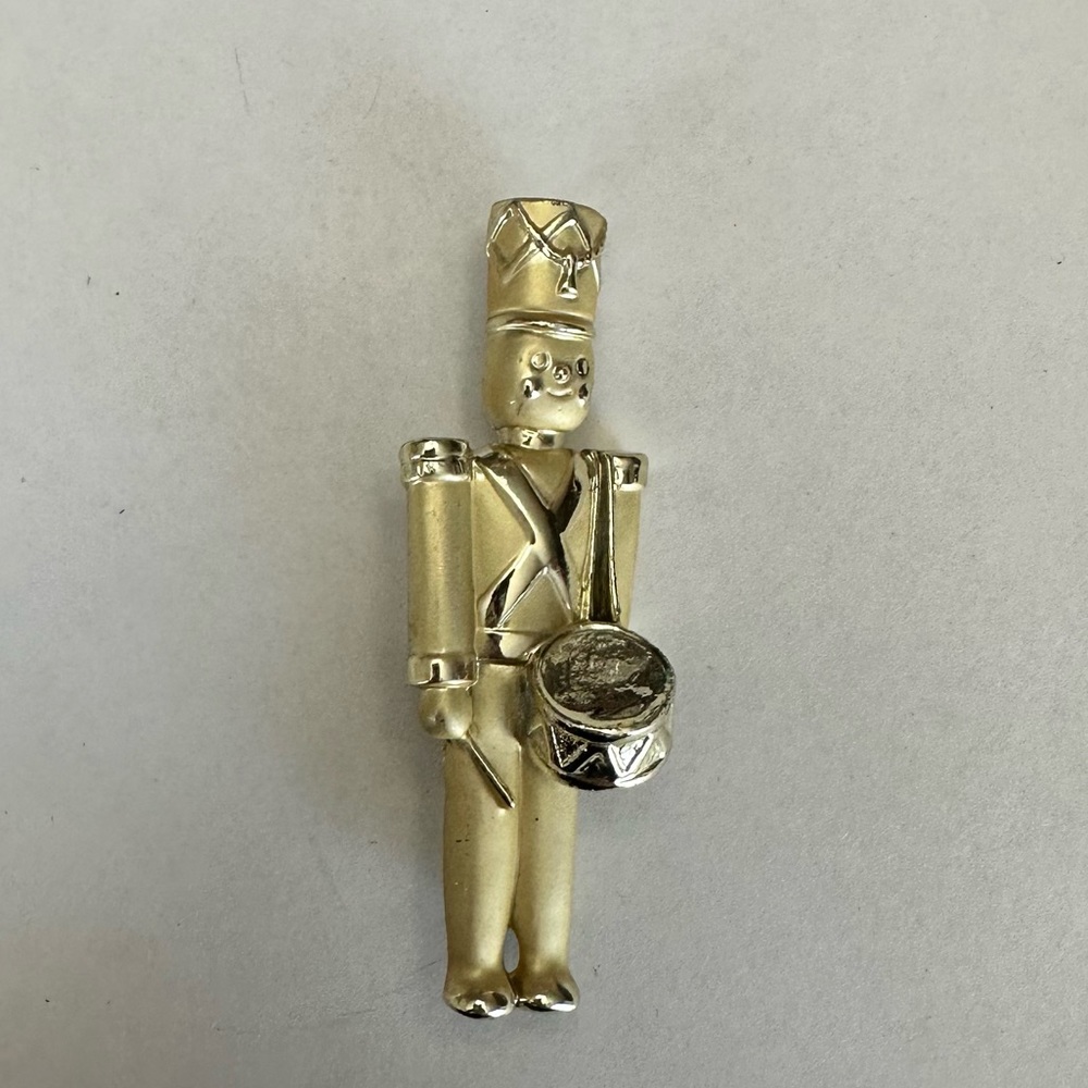 Womens vintage brushed gold tone‎ Christmas toy soldier brooch pin